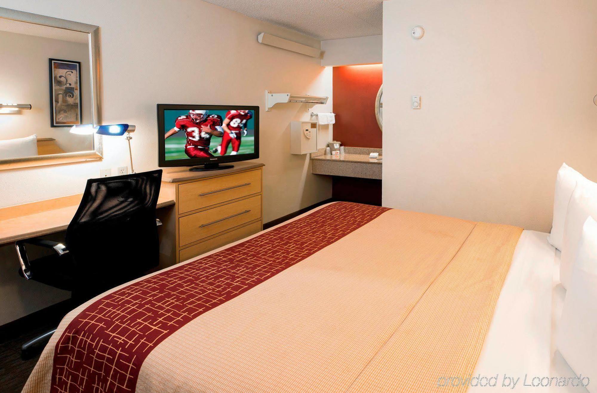 Red Roof South - Airport Motel 2*